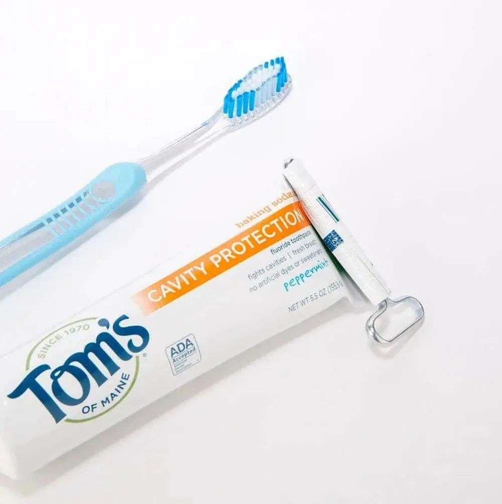 再也不用「挤牙膏」，高露洁换上的「润滑剂」包装，让牙膏从此一滴不剩